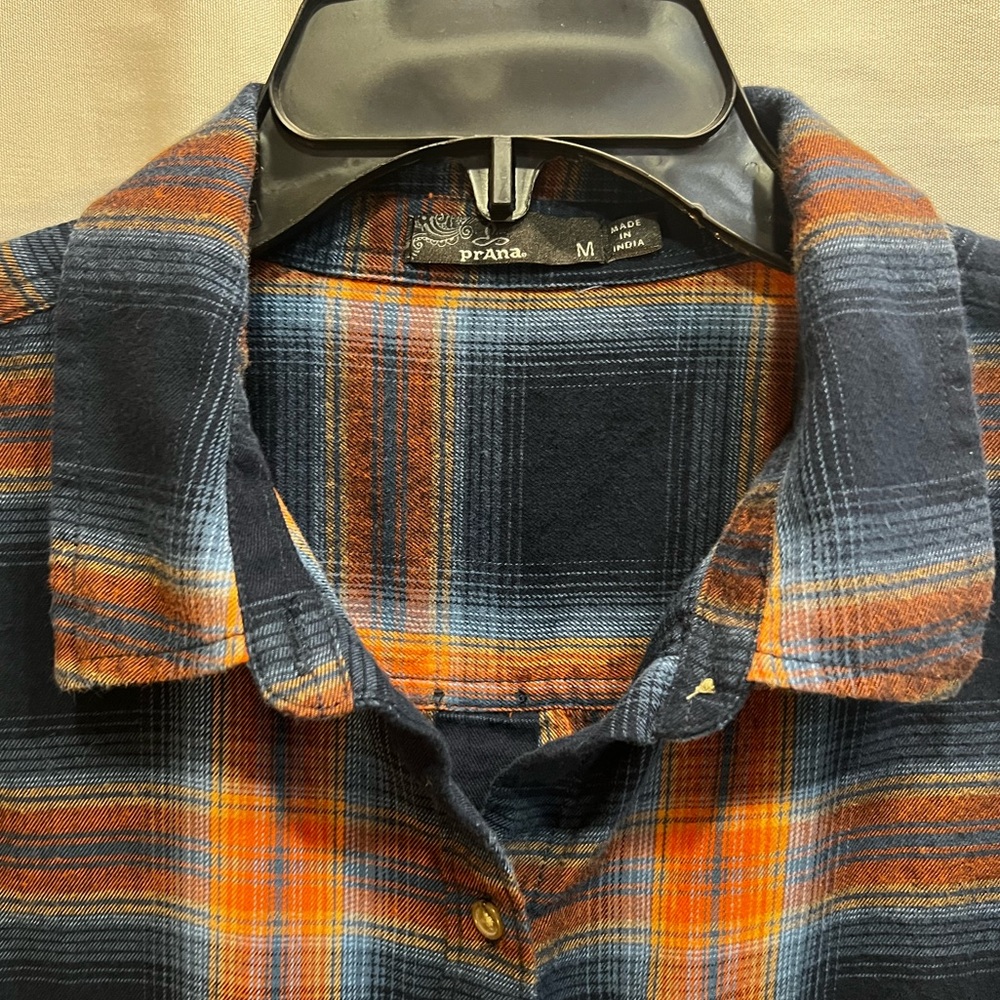 Prana Long Sleeve Button Down Flannel Shirt Navy and Rust Plaid Size M - Picture 3 of 9